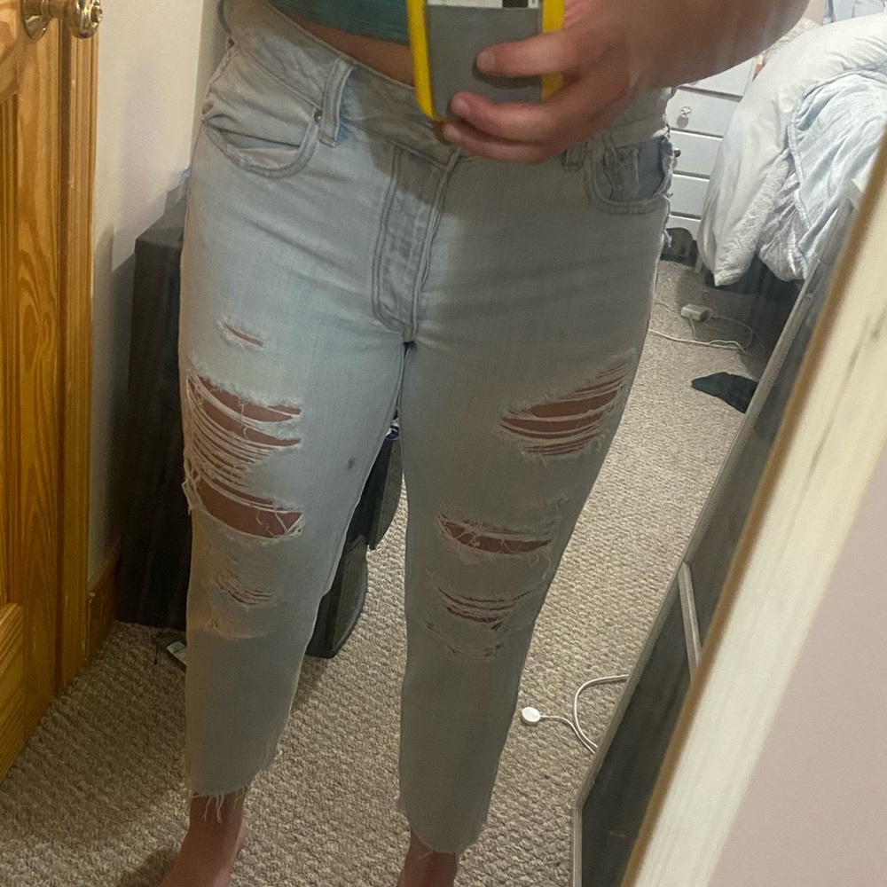 American Eagle distressed tomgirl jeans